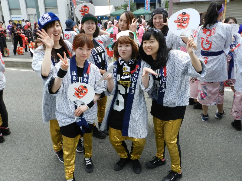 イベントで笑顔を見せるスクールのメンバー