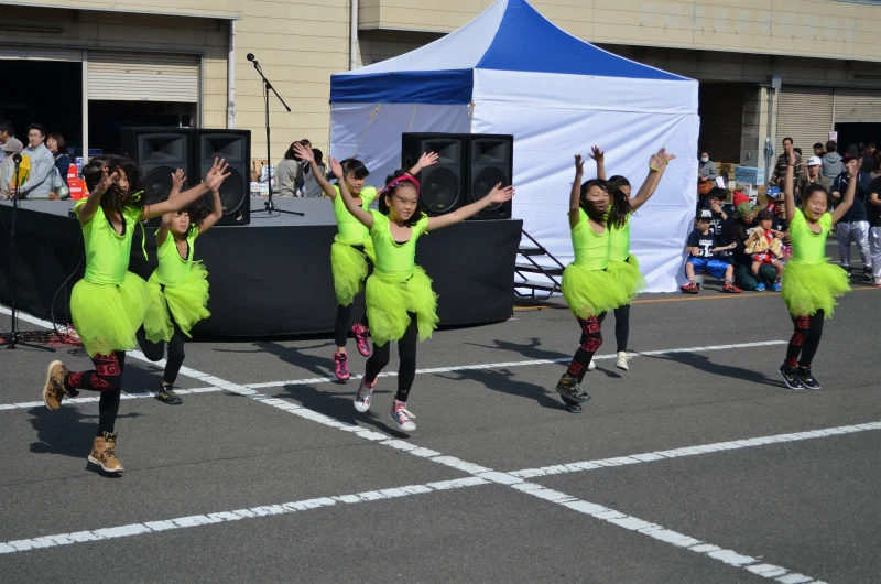イベントで踊るキッズダンスのメンバー