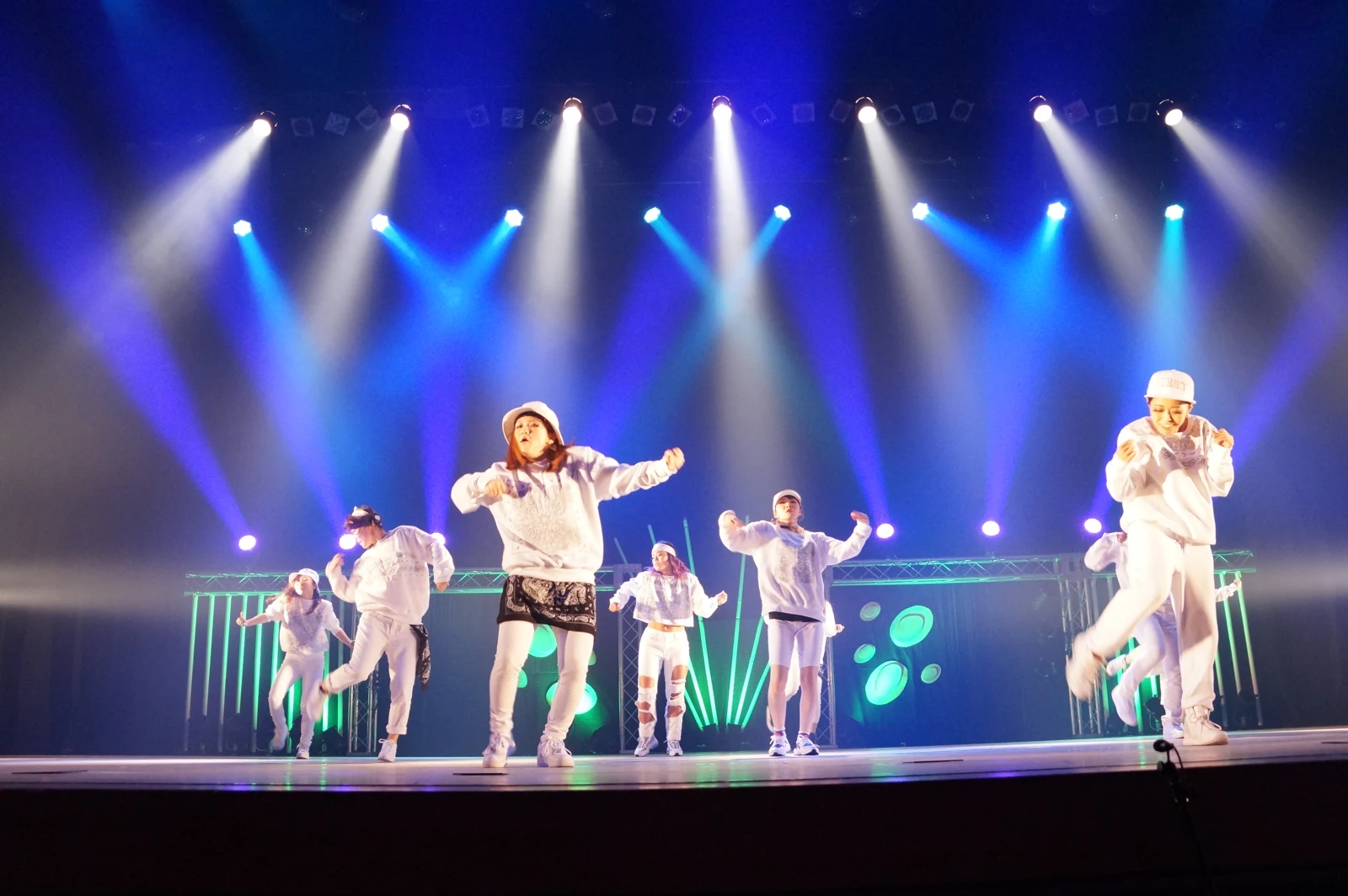 ステージでダンスを披露するメンバー