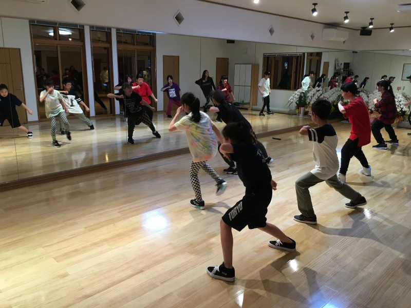 O・TEのスタジオでダンスのレッスンを受けるメンバー
